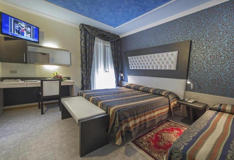 חדר סטנדרט לשלושה עם מרפסת, Hollywoods