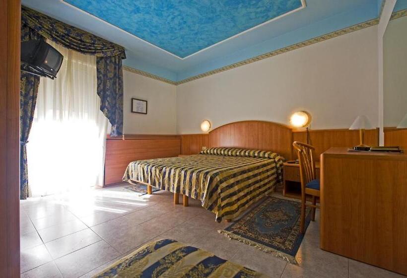 חדר לארבעה סטנדרטי עם מרפסת, Hollywoods