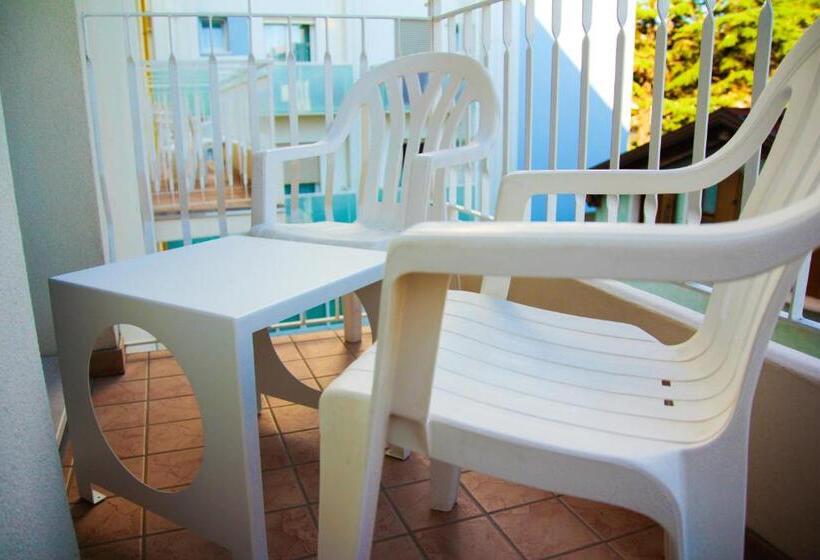 חדר לארבעה סטנדרטי עם מרפסת, Hollywoods