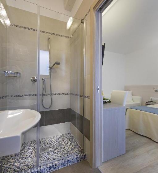 סוויטת ג'וניור, Hollywoods