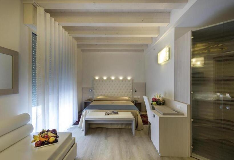 סוויטת ג'וניור, Hollywoods