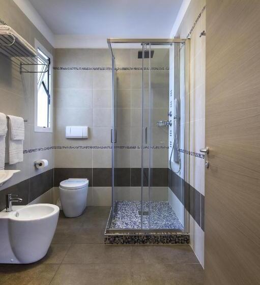 חדר דלוקס לארבעה, Hollywoods