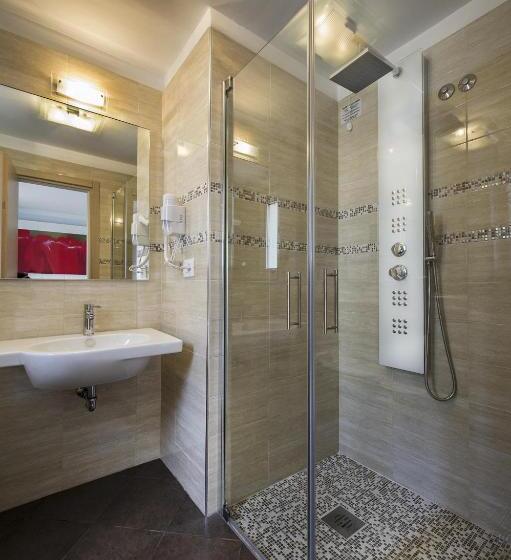 חדר דלוקס לארבעה, Hollywoods