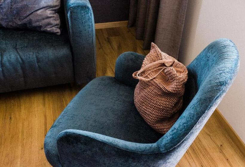 ジュニアスイート, Paradies