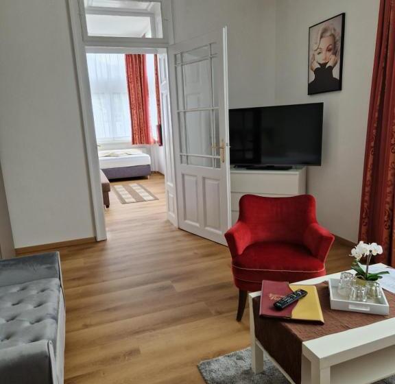 إستوديو قياسى مطلّ علي الحديقة, Postwirt