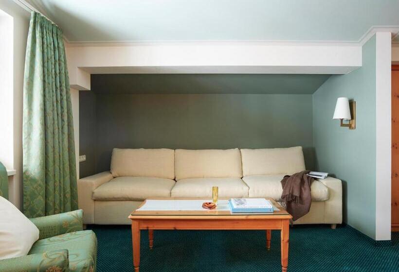 جناح عائلي, Schwarzwand