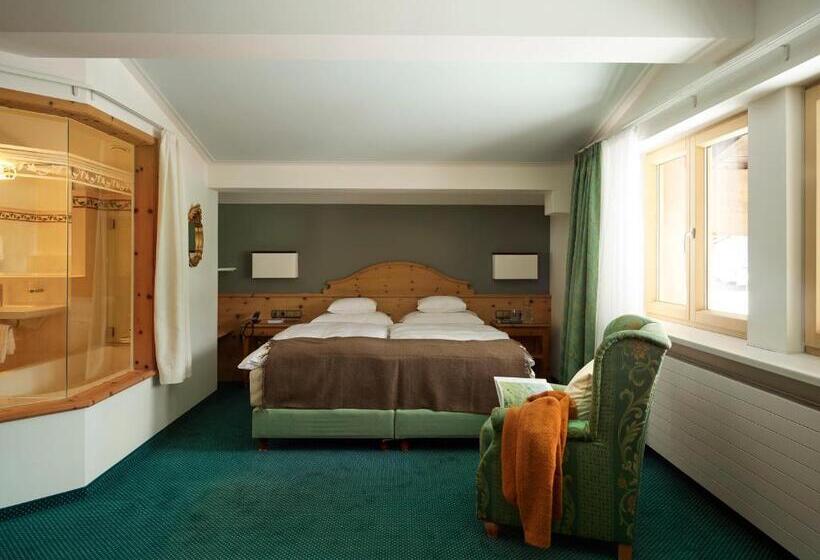 Family Suite, Schwarzwand