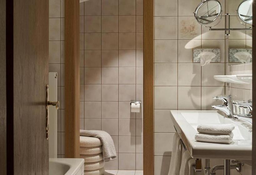 جناح عائلي, Schwarzwand