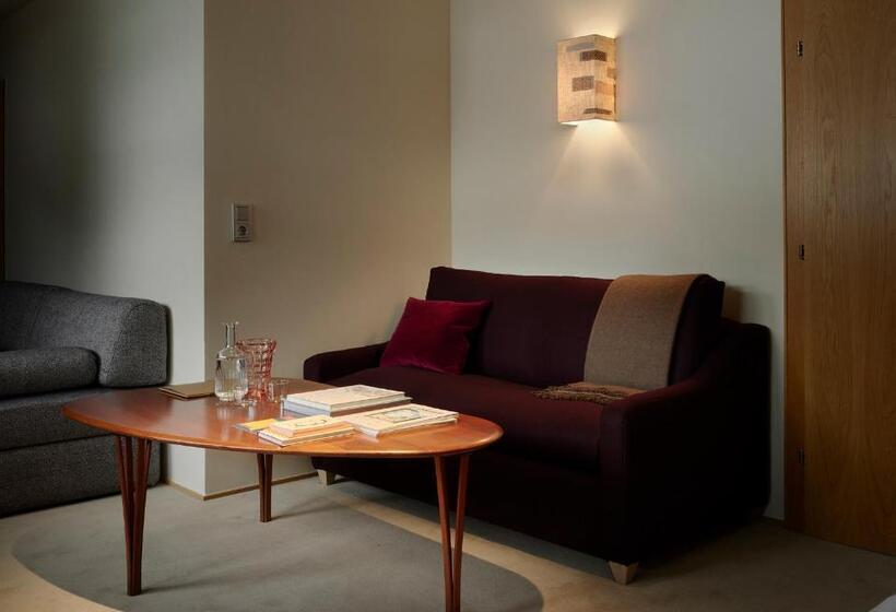 Family Suite, Schwarzwand