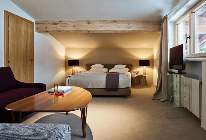 جناح عائلي, Schwarzwand