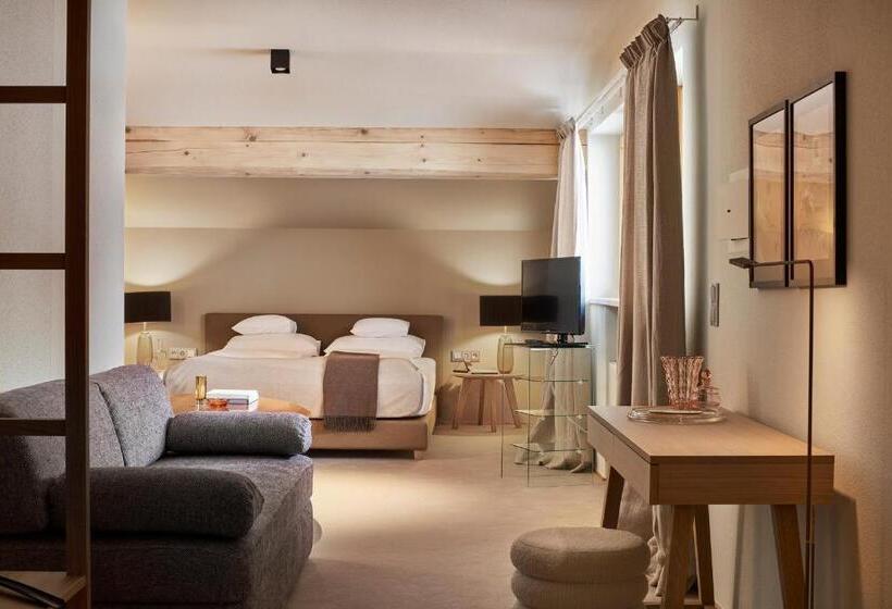 جناح عائلي, Schwarzwand