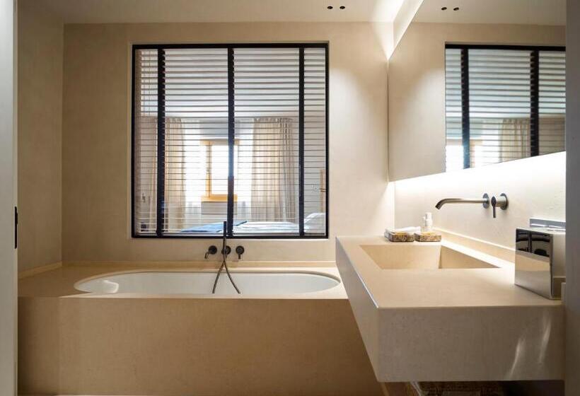 غرفة سوبيريور, Schwarzwand