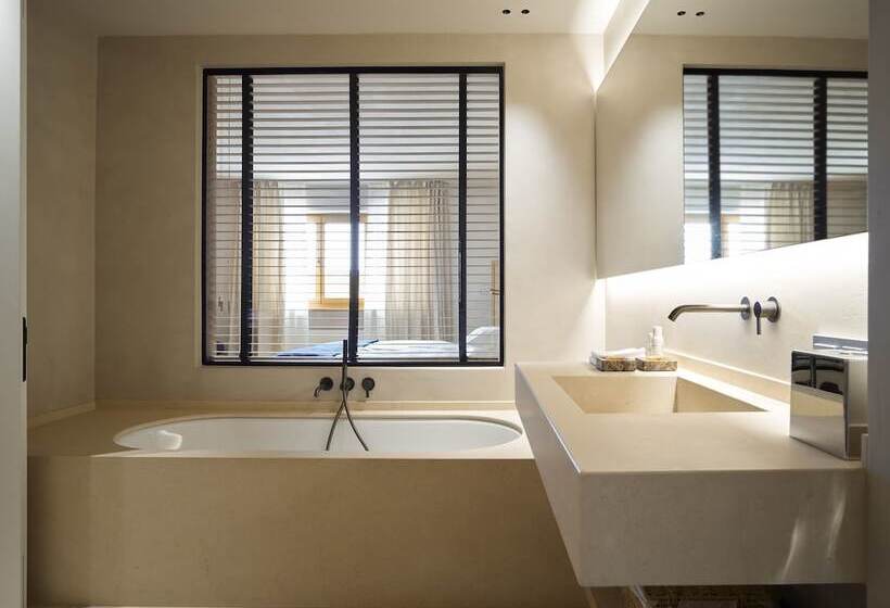 غرفة سوبيريور, Schwarzwand