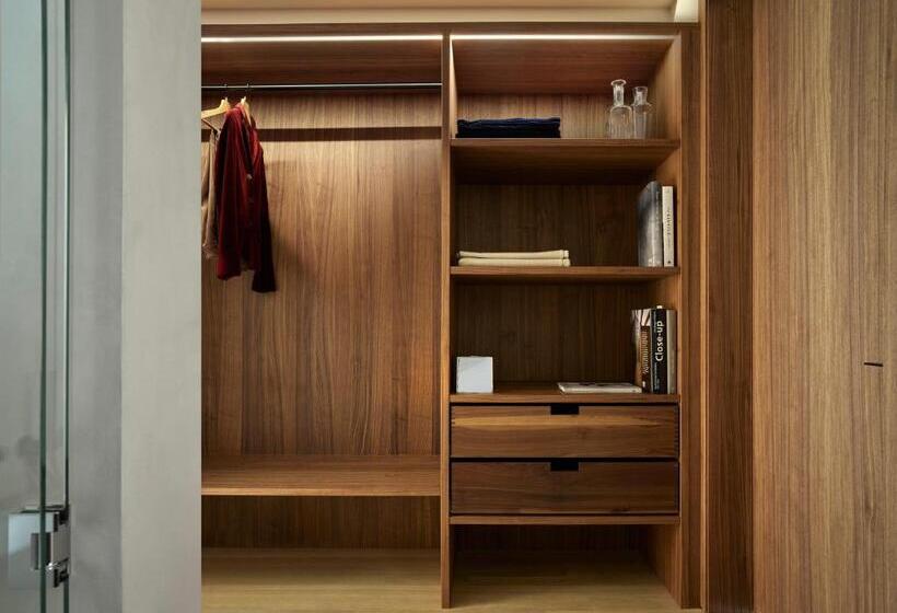 جناح جونيور مزوَّد بشرفة, Schwarzwand