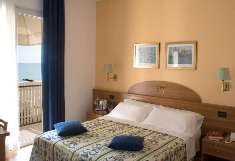 اتاق اساندارد با چشم‌انداز جانبی به دریا, Tritone