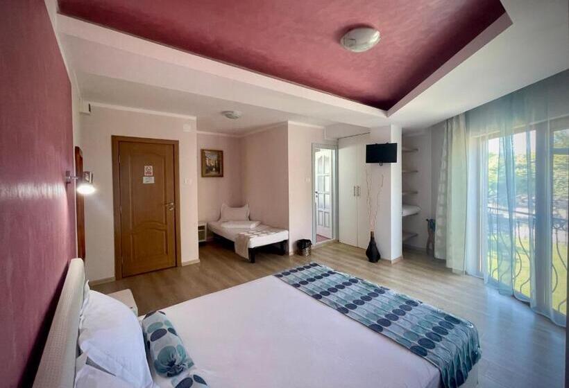 غرفة قياسية ثلاثية مطلة علي الحديقة, Vamabel House