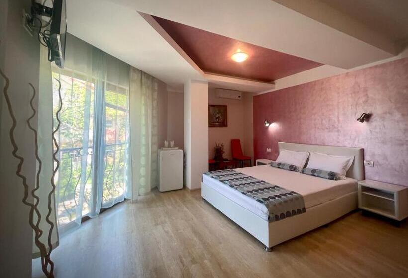 اتاق استاندارد سه تخته با چشم‌انداز باغ, Vamabel House