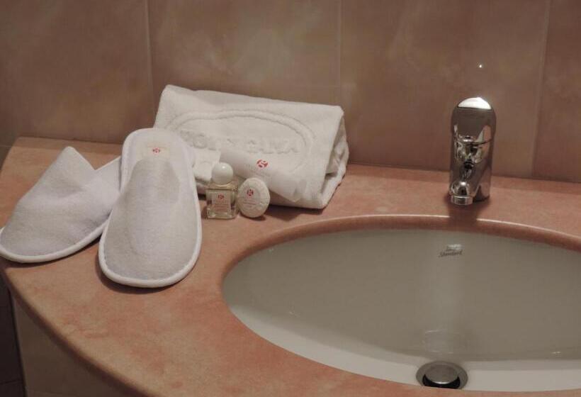 חדר סטנדרט לשלושה, Gama