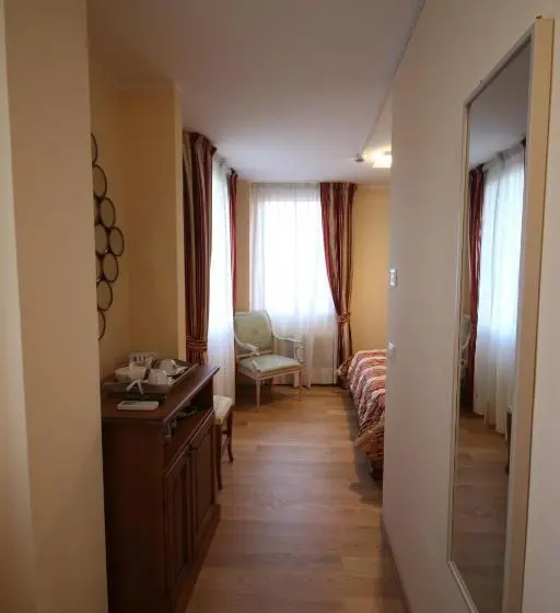 اتاق لوکس, Italia