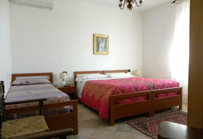 חדר סטנדרט לשלושה עם נוף לגינה, B&b Al Laghetto