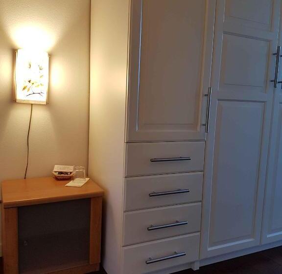 חדר סטנדרט לארבעה, B&b Melograno Mc