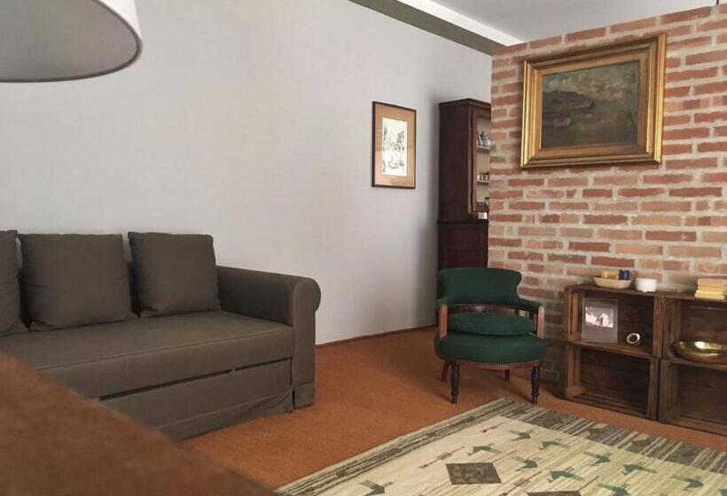 شقة غرفة واحدة, Tenuta Ajrale