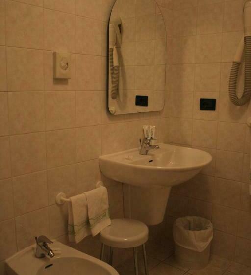 חדר סטנדרט לשלושה, Dealuna Motel