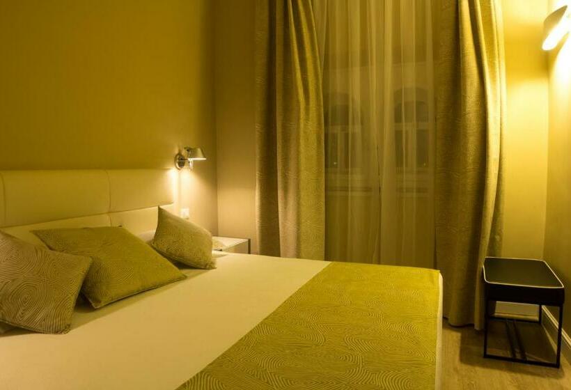 اتاق راحتی, Universal