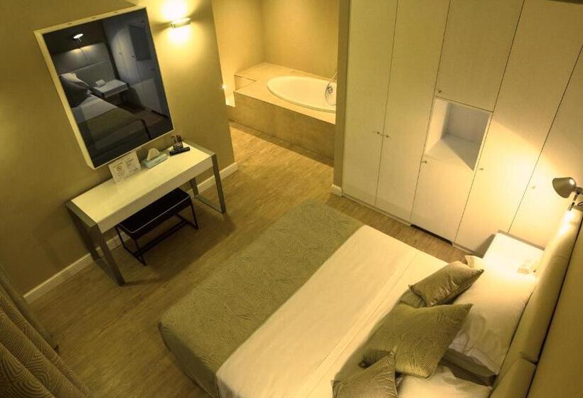 سوییت جونیور با چشمانداز دریا, Universal