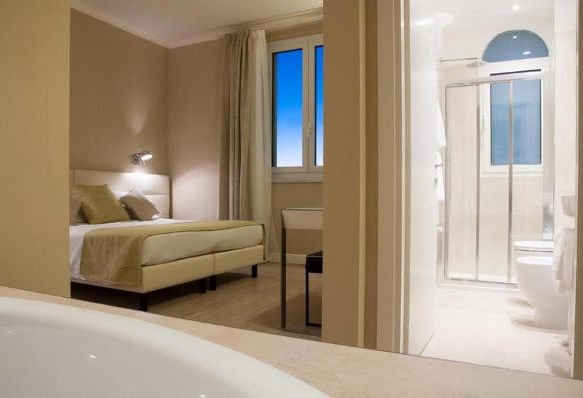 سوییت جونیور با چشمانداز دریا, Universal