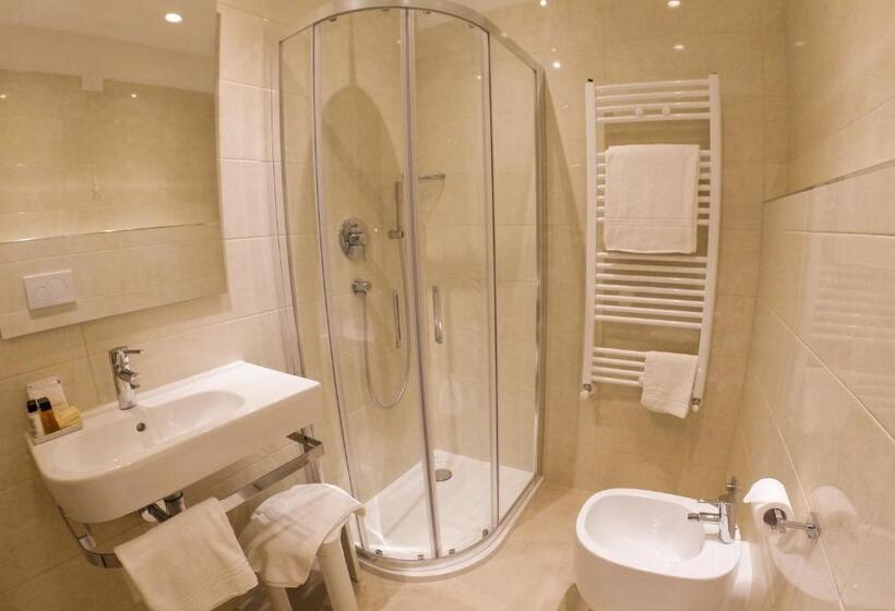 اتاق اکونومی, Universal