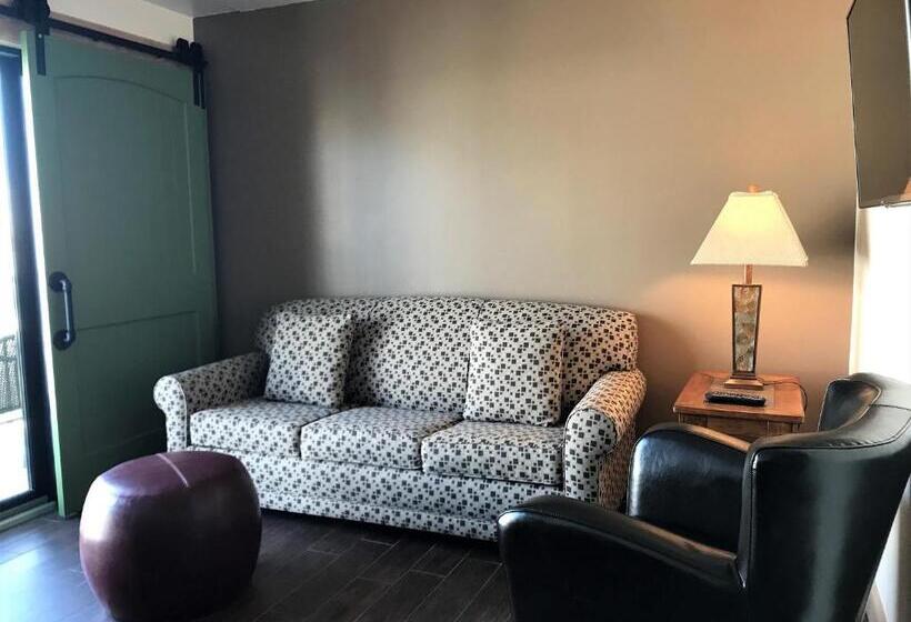 2 Bedroom Suite with Balcony, Ala Moana Motel