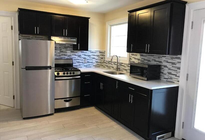 디럭스 방갈로, Ala Moana Motel