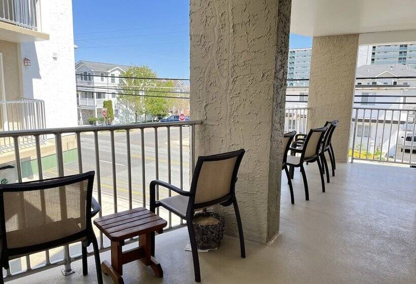 패밀리 스위트, Ala Moana Motel