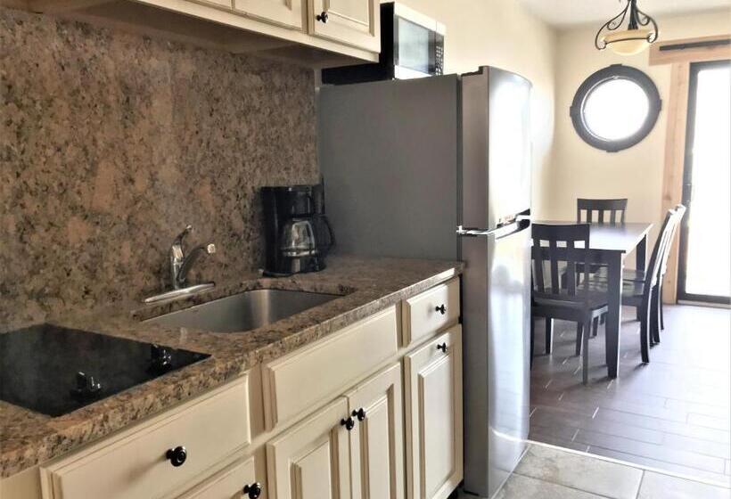 2 Bedroom Suite with Balcony, Ala Moana Motel