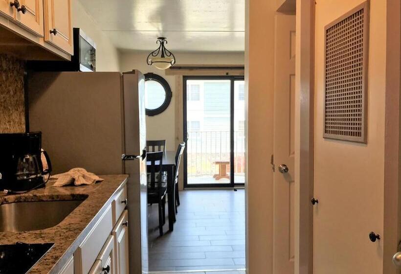 2 Bedroom Suite with Balcony, Ala Moana Motel