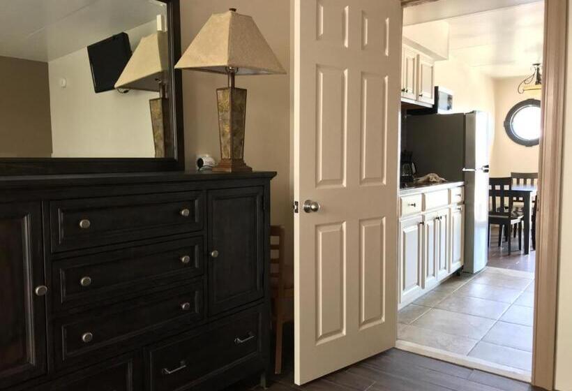 2 Bedroom Suite with Balcony, Ala Moana Motel
