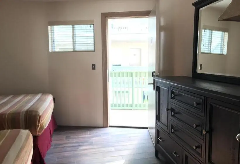 2 Bedroom Suite with Balcony, Ala Moana Motel
