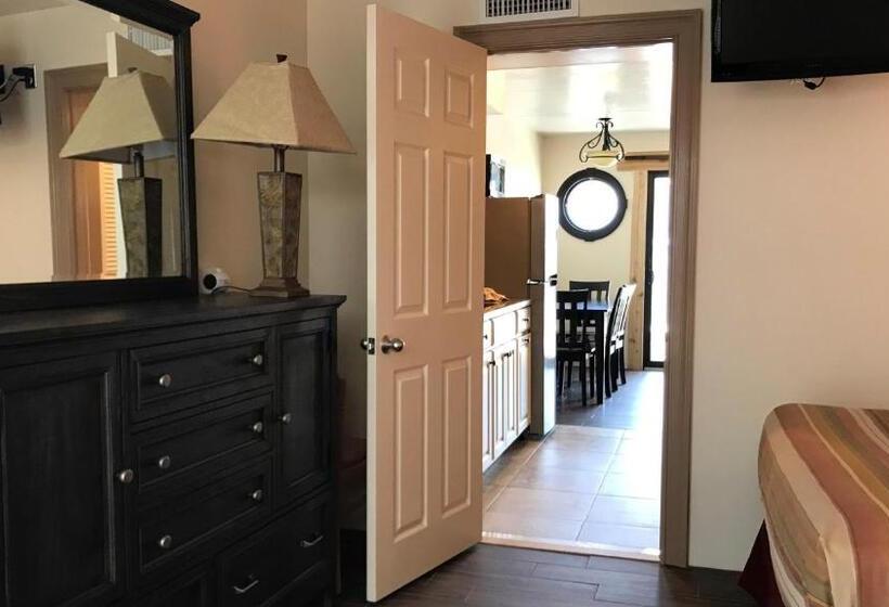 2 Bedroom Suite with Balcony, Ala Moana Motel