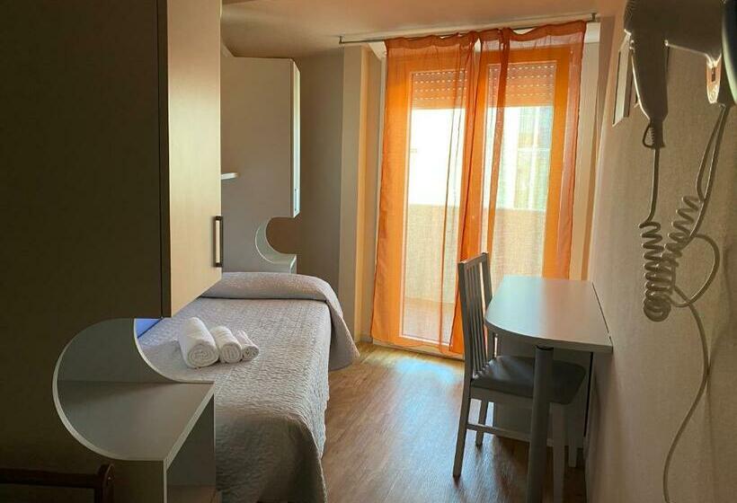 اتاق استاندارد یک تخته با بالکن, Moderno Bed & Breakfast