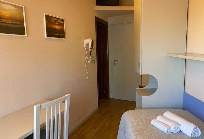 اتاق استاندارد یک تخته با بالکن, Moderno Bed & Breakfast