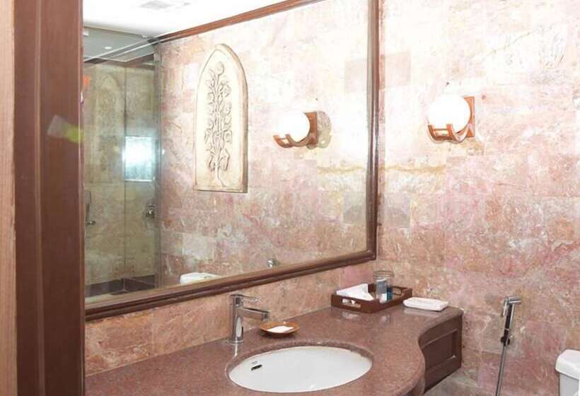 リバービュースーペリアールーム, The Ffort Raichak