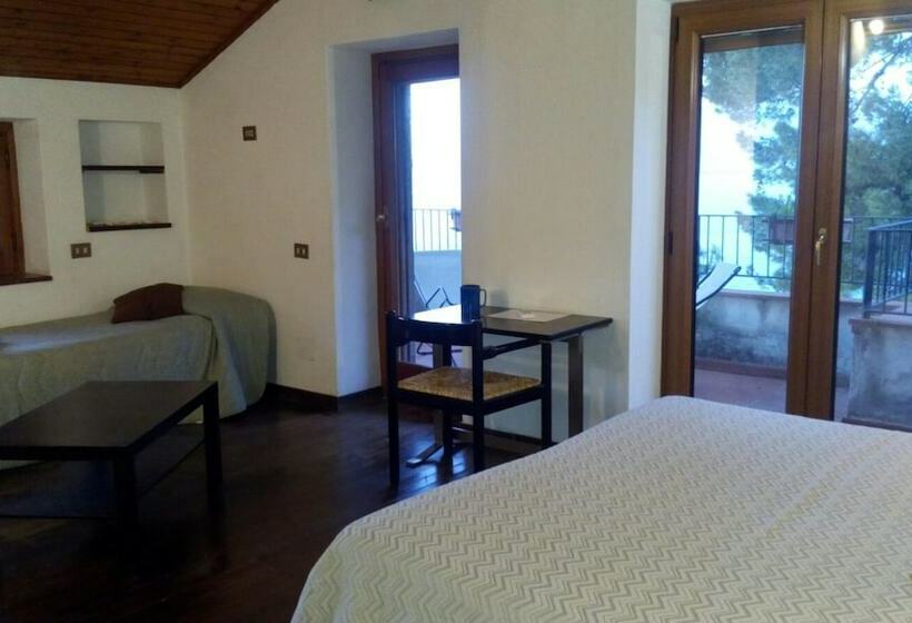 اتاق خانوادگی با چشمانداز دریا, La Fusarella Villa Santoro