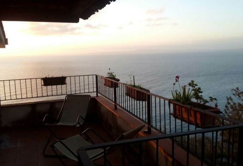 اتاق خانوادگی با چشمانداز دریا, La Fusarella Villa Santoro