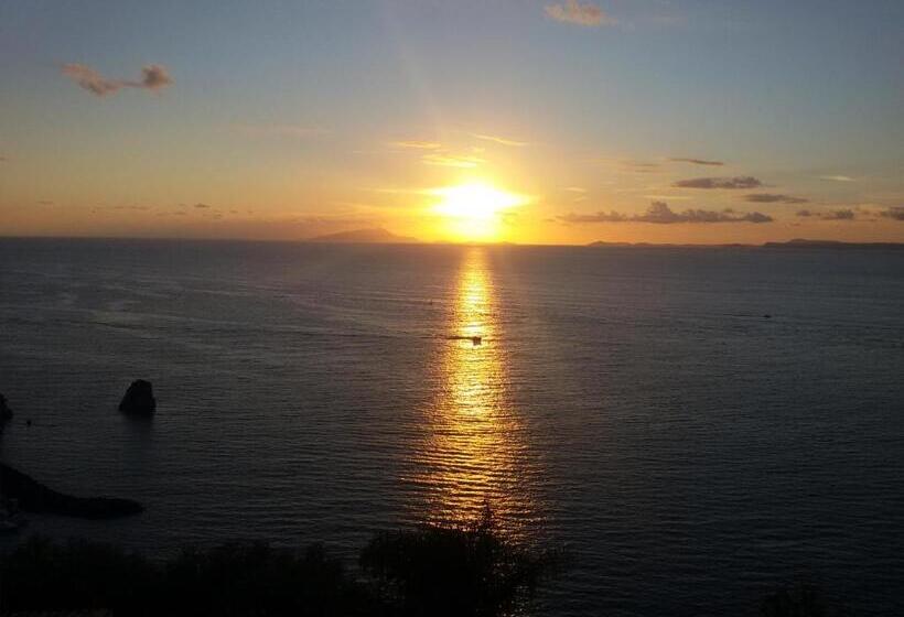 اتاق خانوادگی با چشمانداز دریا, La Fusarella Villa Santoro