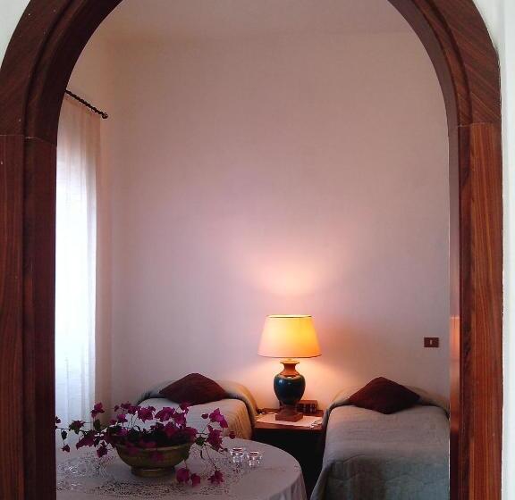 اتاق خانوادگی با چشمانداز دریا, La Fusarella Villa Santoro