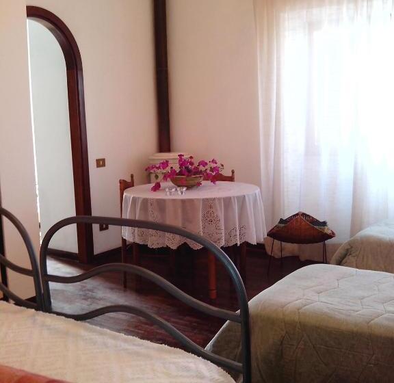 اتاق خانوادگی با چشمانداز دریا, La Fusarella Villa Santoro