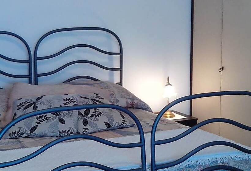 اتاق خانوادگی با چشمانداز دریا, La Fusarella Villa Santoro