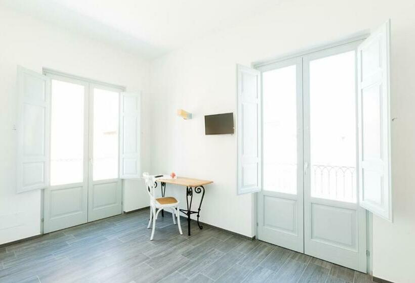 Standard Szoba Erkéllyel, Tangram House