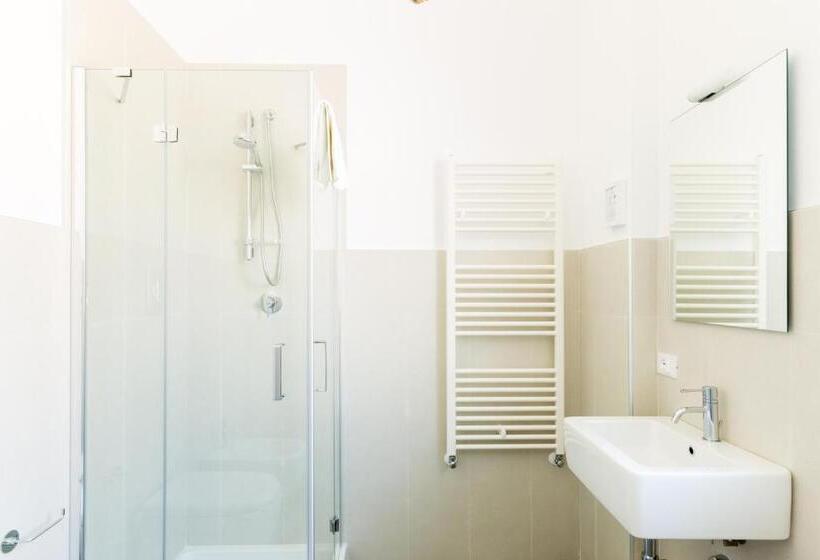 Standard Szoba Erkéllyel, Tangram House